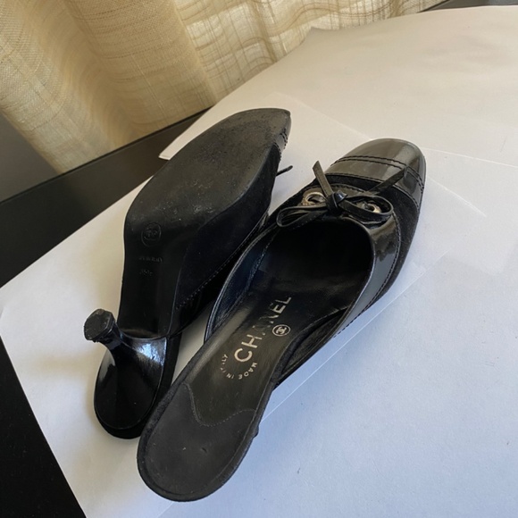 Chanel black leather patent mules heels slip on in slides 35.5 SANDALS pumps - Picture 9 of 9